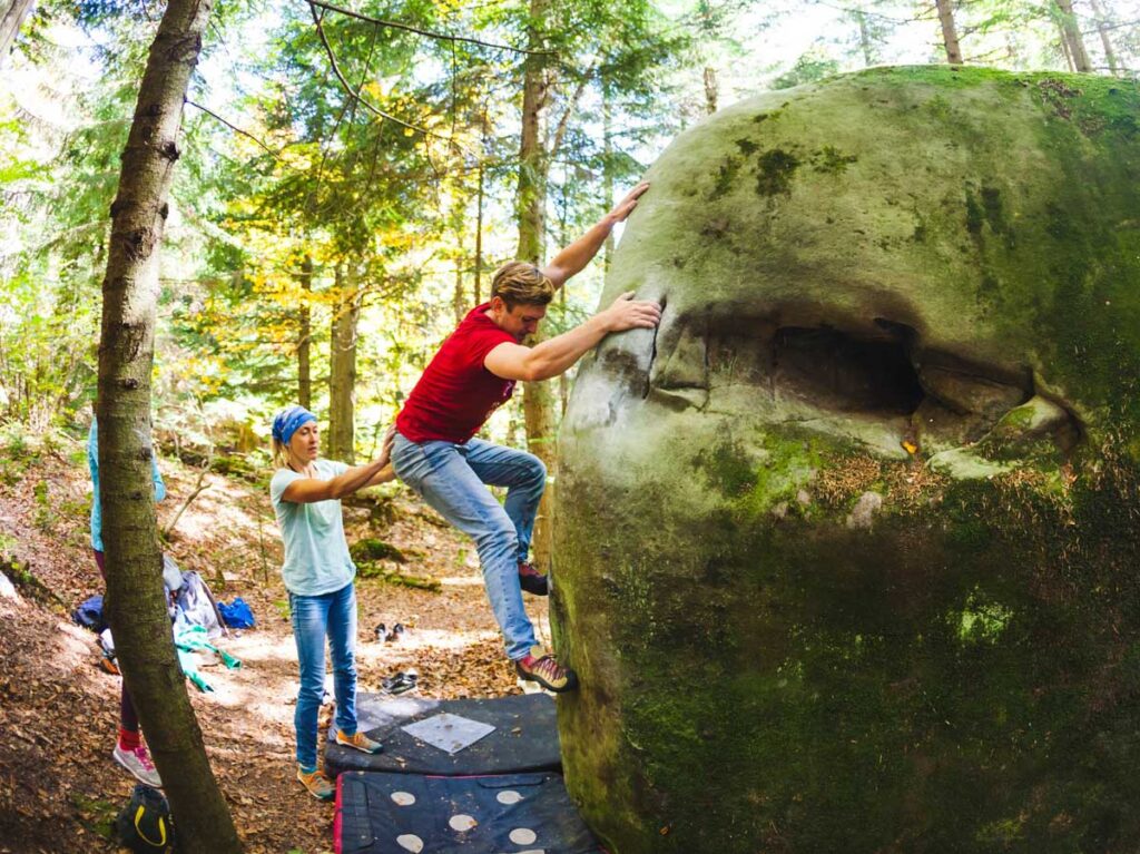 Grimpeur-de-bloc-bouldering